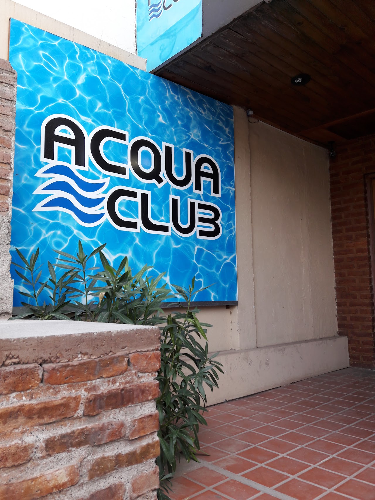 Fachada y cartel de Acqua Club en Julio Argentino Roca 1035